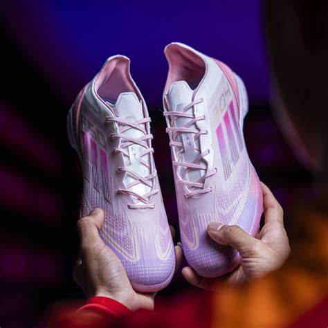 giao diện app giày adidas đá bóng